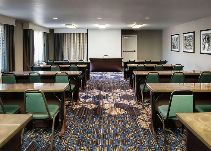 Hampton Airport North Hotel 3*