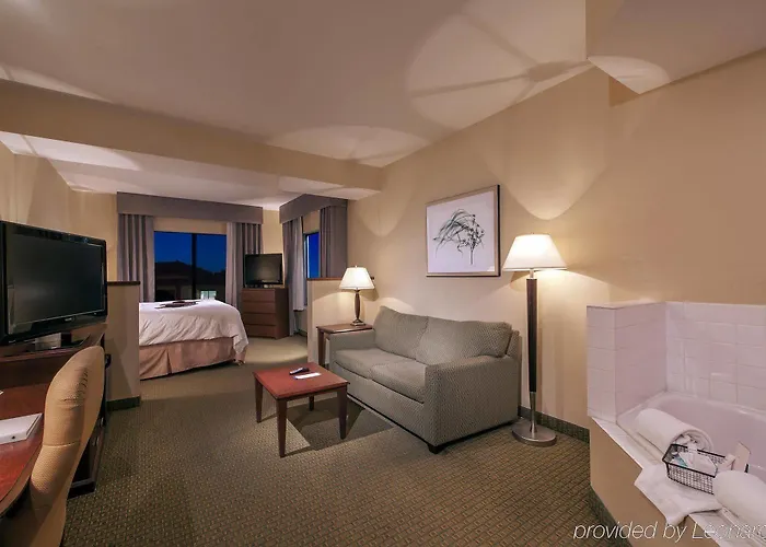 Hampton Airport North 3*